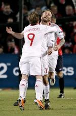 jubel. Kapow sagde det fra Rommedahls højre støvle, da han tordnede Danmark på 1-0. 