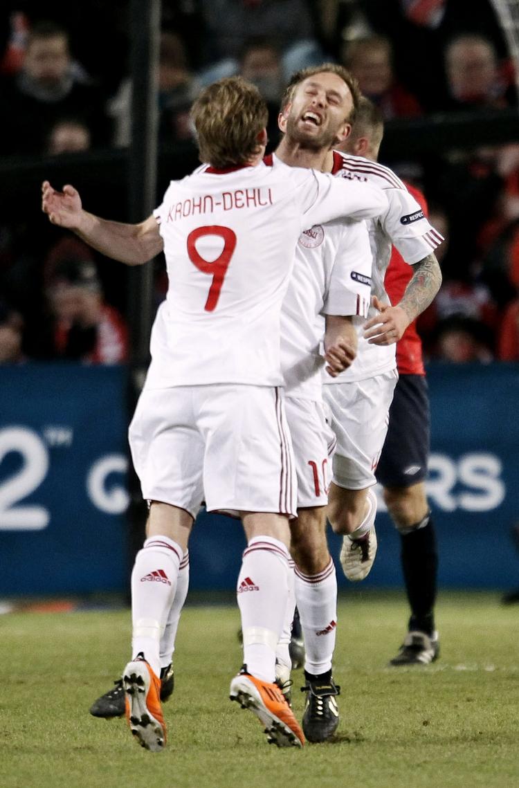 jubel. Kapow sagde det fra Rommedahls højre støvle, da han tordnede Danmark på 1-0. 