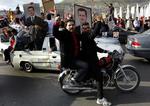 Splittelse. Der er både demonstrationer for og imod præsident Bashar Assad. Her er det støtter af præsidenten under en demonstration i fredags i hovedstaden Damaskus. 