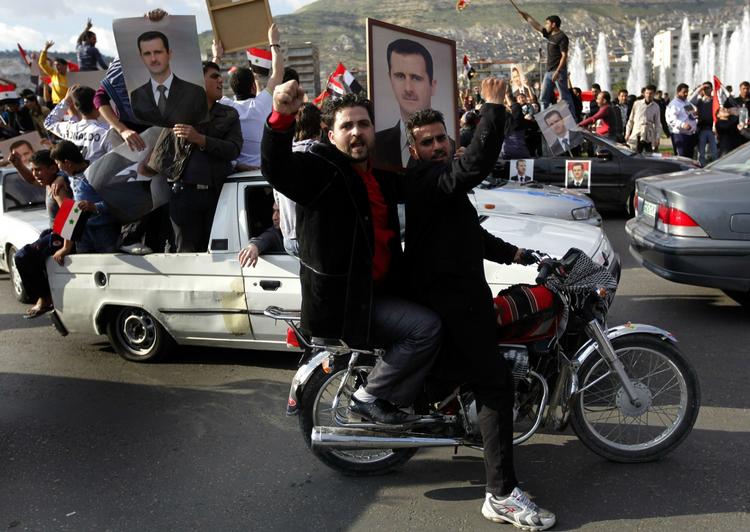 Splittelse. Der er både demonstrationer for og imod præsident Bashar Assad. Her er det støtter af præsidenten under en demonstration i fredags i hovedstaden Damaskus. 