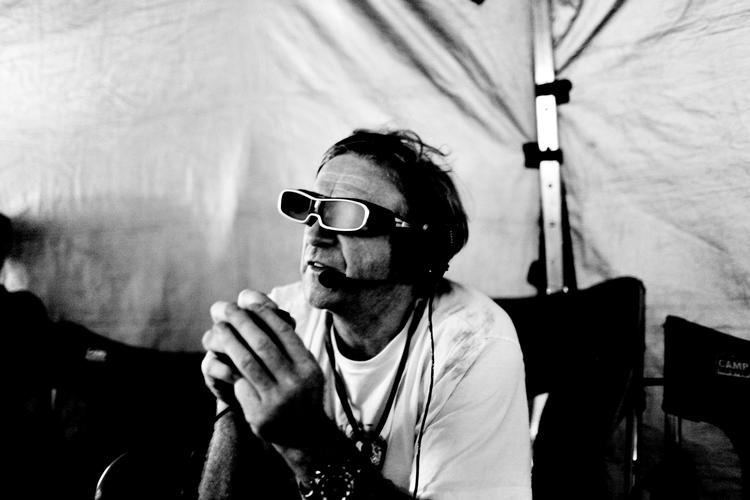 Fjernstyring. »Følg ham i faldet, du skal mærke hans angst – flot, ja, godt, sådan. Smukt!«. Anthony Dod Mantle står normalt selv bag kameraet, men under optagelserne til 3D-filmen 'Dredd' må han lade andre om at styre kameraet, mens han dirigerer fra sin plads foran en skærm med 3D-briller på. 