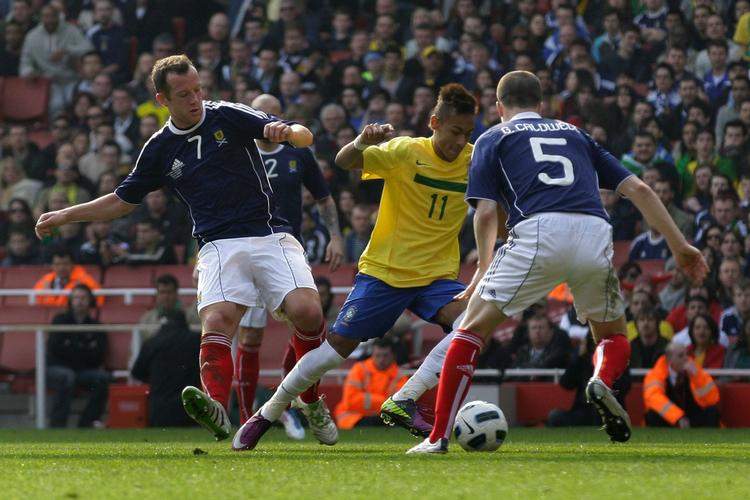 Legestue. Der var klasseforskel, da Brasilien uden  Robinho, Ronaldinho, Kaka og Alexandre Pato slog Skotland. Neymar danser her mellem to af de håbløse skotter. 