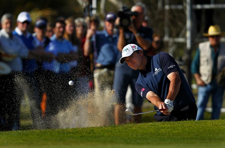 vinderslaget. Fra greenbunkeren på 18. hul kom Paul Lawrie op og to putts senere havde han vundet for første gang siden 2002. 
