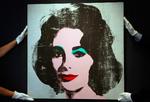 Popkultur. Elizabeth Taylor blev et amerikansk symbol på et glamourøst liv. Her er det 'Silver Liz' et andet portræt i Wahols serie med den afdøde skuespillerinde, der for nylig blev solgt. 