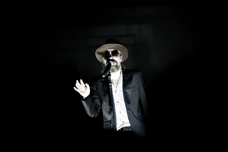 sort. Der er ikke så meget punk tilbage hos de sortklædte helte i Sort Sol, der netop er draget på genforeningsturné. Men Pisserendepumaen Steen Jørgensen var cool som altid. 