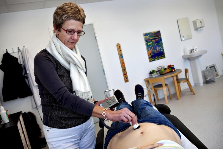 Velfærd. En gravid kvinde er til undersøgelse hos sin praktiserende læge. Skal nytilkomne udlændinge selv betale lægebesøg? 