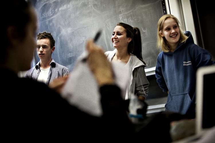 Skolegang. Gymnasiet er en gratis mulighed for alle danske unge, hvis karaktererne fra folkeskolen i orden. Men hvordan skal reglerne være for udlændinges børn? 