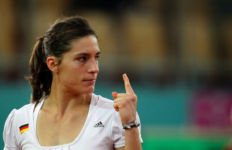 beundrer. Nøglen til at sejre Caroline Wozniacki er at spille smart, åbne banen og så gå efter en vinder, lyder taktikken fra Andrea Petkovic. 