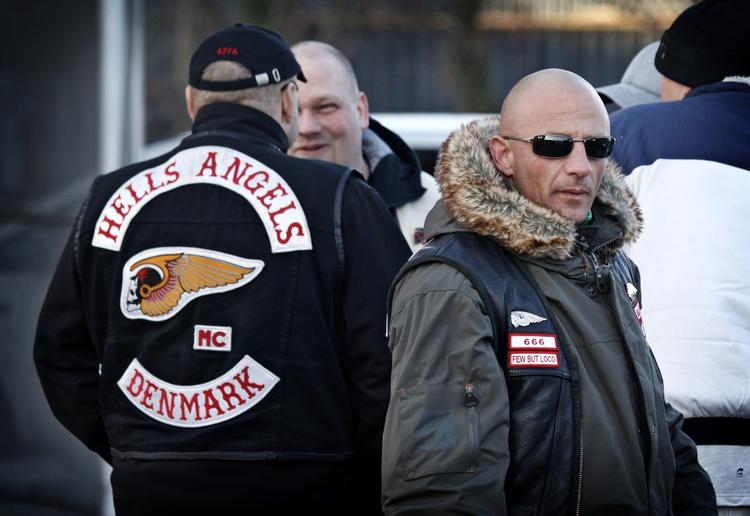 Engle. Da de tiltalte dukker op buret bag salatfadets ruder, bliver de mødt med hujen og tilråb. I dag begynder den største rockersag i dansk historie. 