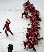 Hyldest. Jesper Damgaard (t.v.) er omdrejningspunktet i den danske landsholdstrup - på og udenfor banen. 