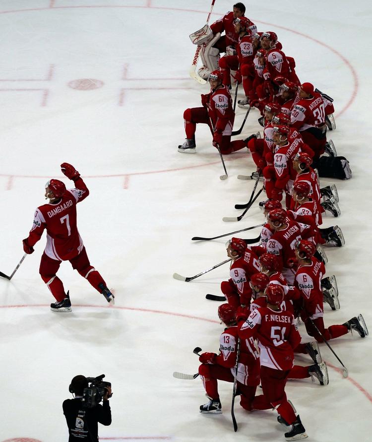 Hyldest. Jesper Damgaard (t.v.) er omdrejningspunktet i den danske landsholdstrup - på og udenfor banen. 