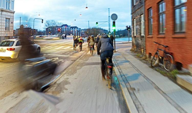 Smalt. I cykelbyen København er der ikke plads til at hyggesnakke på cykelstierne. Og derfor bliver vi cyklister så forbandede. 
