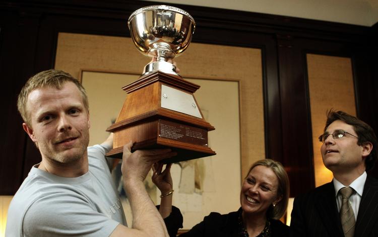 hædret. Blandt Jesper Damgaards bedrifter i en lamg ishockeykarriere er en kåring som Årets Spiller i 2008. 