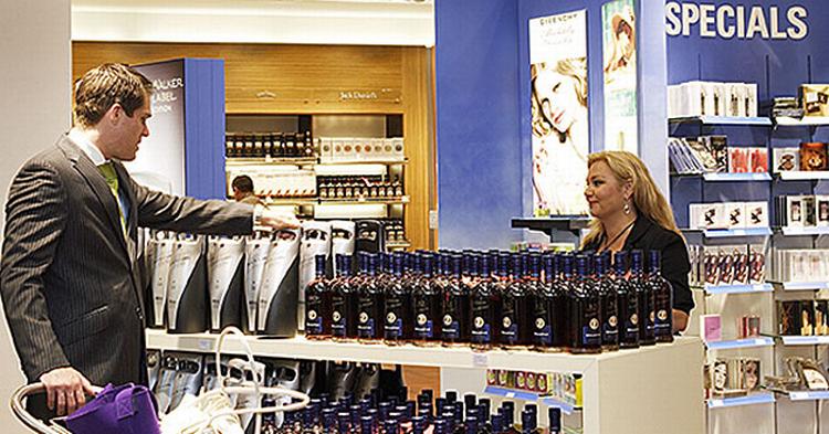 FORVIRRING. Er flasken her billigst i Københavns Lufthavn, nede på feriestedet eller i Føtex derhjemme? 