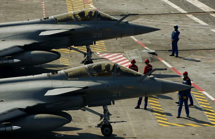 Kampfly. Frankrigs Rafale-fly har base på et hangarskib i Middelhavet. 