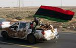 Vestpå. Oprørshæren rykker frem mod de store vestlige byer i Libyen. Det sker under det trefarvede flag, der var Libyens flag indtil Gaddafis regime skiftede det ud med et rent grønt. 