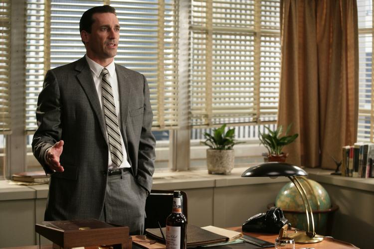 populært. Danskerne er vilde med at stjæle tv-serer på nettet, så de kan se så mange afsnit af gangen, når de vil - og gerne før de får dansk tv-premiere. Her er det Don Draper i Mad Men. Han og seriens sæson fire, kan piratdownloades fra internettet, selv om den først kommer til Danmark til sommer. 