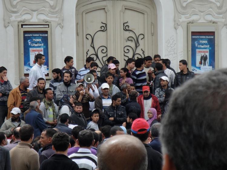 YTRINGSFRIHED. Tunesere demonstrerer hver dag på i Tunis, mod alt fra den midlertidige regering til de forsvundne turister. Foto: Michelle Arrouas 