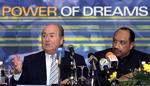 Rivaler. Mohamed Bin Hammam (t.h.) er godt træt af Sepp Blatter, der på papiret har siddet på magten i Fifa siden 1998. Blatter indledte Fifa-karrieren som teknisk direktør i 1975 og fra 1988 til 1998 fungerede han som generalsekretær under præsident Joao Havalanges ledelse. 
