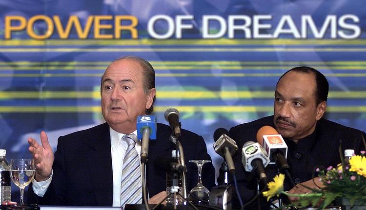 Rivaler. Mohamed Bin Hammam (t.h.) er godt træt af Sepp Blatter, der på papiret har siddet på magten i Fifa siden 1998. Blatter indledte Fifa-karrieren som teknisk direktør i 1975 og fra 1988 til 1998 fungerede han som generalsekretær under præsident Joao Havalanges ledelse. 