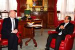 MØDE. I forbindelse med topmødet om Libyen har den britiske udenrigsminister, William Hague, mødt en udsending fra de libyske oprøreres nationalråd, Mahmoud Jabril. 
