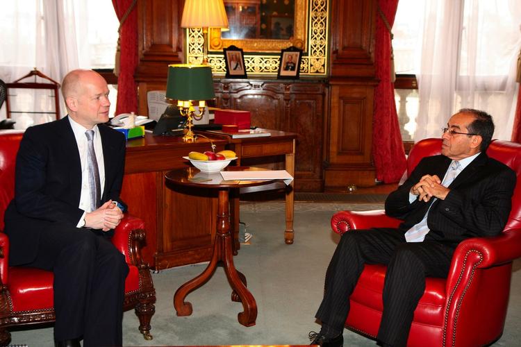 MØDE. I forbindelse med topmødet om Libyen har den britiske udenrigsminister, William Hague, mødt en udsending fra de libyske oprøreres nationalråd, Mahmoud Jabril. 
