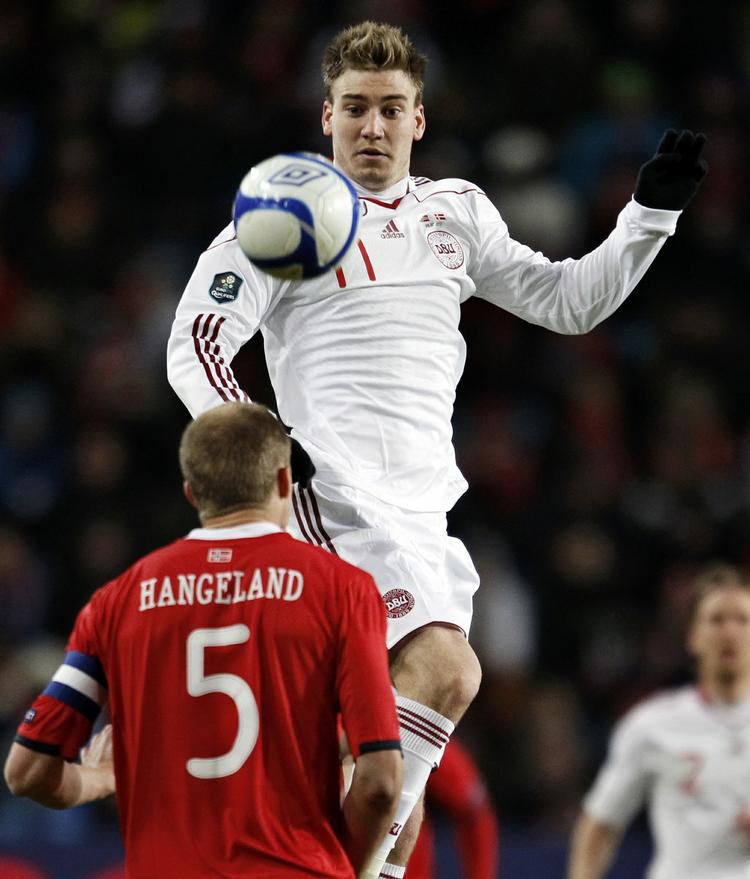 Vejleder. Nicklas Bendtner foretrækker Danmarks ukronede fodboldkonge som Olsens efterfølger. 