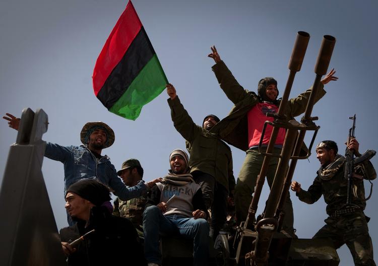 OPRØR. Medlemmer af Libyens folkemilits jubler ud for Bin Jawaad. 