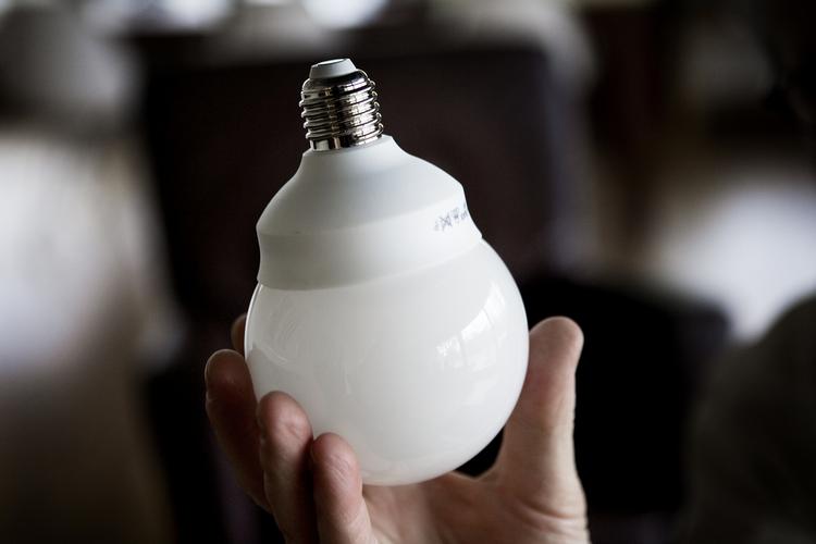 EL. Hvis vi hele tiden kan se, hvad vores elforbrug koster, har vi lettere ved at huske at slukke lyset, end hvis vi kun årligt får en opgørelse. 