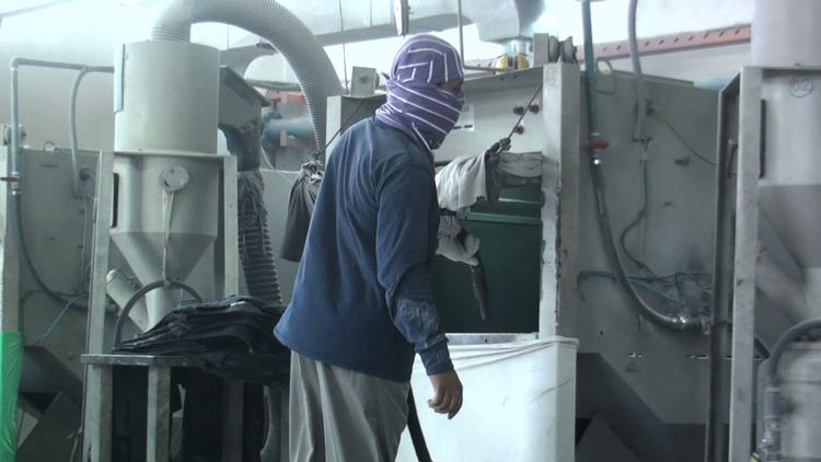 Farligt. Arbejdere, der producerer jeans til danskere, risikerer en dødbringende lungesygdom. 