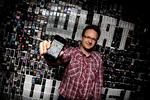 Smart, ikk'? Jakob Mikkelsen fra firmaet Greener Pastures designer apps til fremtiden.  I iværksætterkollektivet Soho  i København er fortidens mobiltelefoner hængt op på væggen. 'What a Waste' står der skrevet med hvide telefoner. 