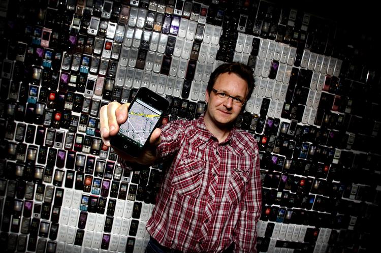 Smart, ikk'? Jakob Mikkelsen fra firmaet Greener Pastures designer apps til fremtiden.  I iværksætterkollektivet Soho  i København er fortidens mobiltelefoner hængt op på væggen. 'What a Waste' står der skrevet med hvide telefoner. 