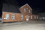Ulykke. Det var har på daginstitutionen Bakkelygaard i Vemmelev ved Slagelse, at en treårig dreng i går blev kvalt i sin elefanthue på legepladsen. 
