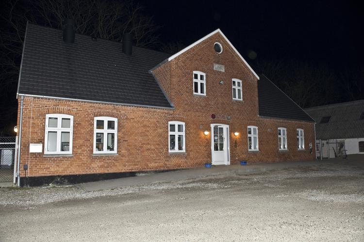 Ulykke. Det var har på daginstitutionen Bakkelygaard i Vemmelev ved Slagelse, at en treårig dreng i går blev kvalt i sin elefanthue på legepladsen. 