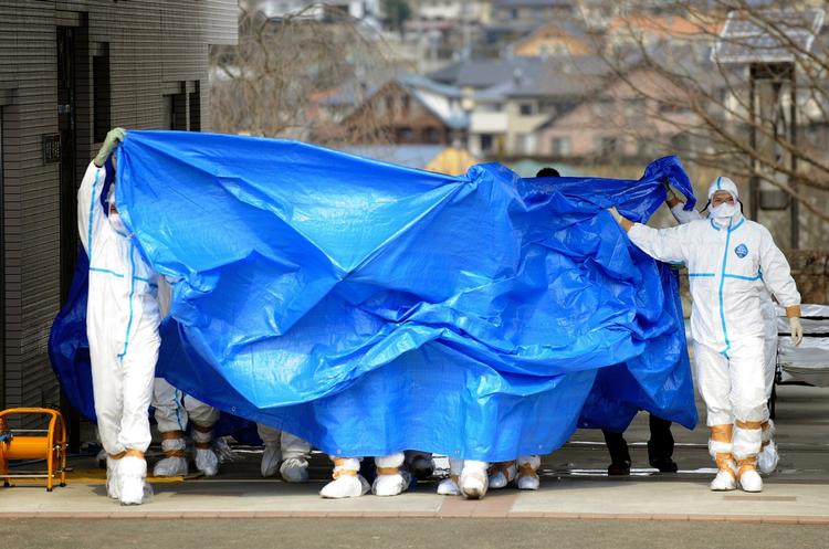 Stråling. Flere af arbejderne på Fukushima-værket har fået strålingsskader efter at have arbejdet i døgndrift på at holde reaktorerne nedkølede. 
