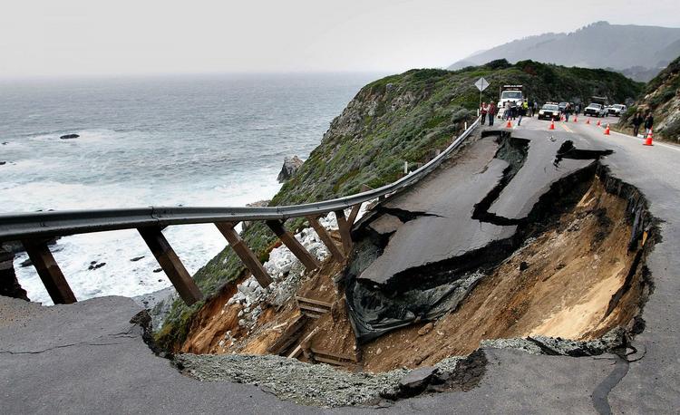 JORDSKRED. Dele af Highway 1 syd for San Francisco vil formentlig være lukket en måned frem. 