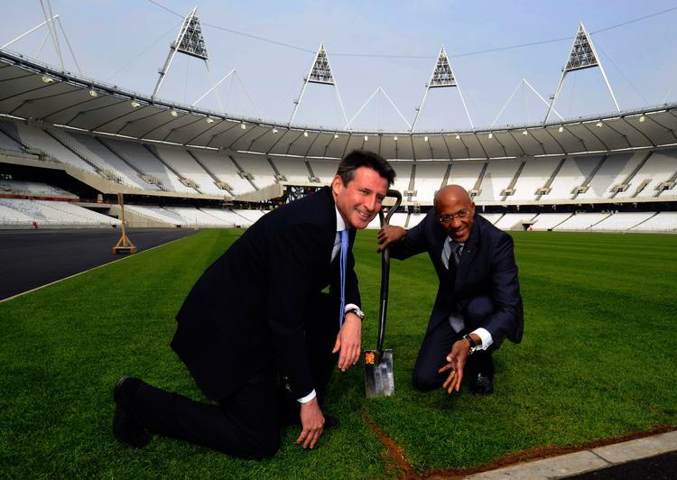 Kampklar. Græsset blev rullet på i går af bl.a. de tidligere atletikstjerner Sebastian Coe (t.v.) og Frankie Fredericks, der har roller som hhv. formand for London 2012's organisationskomite og repræsentant for de olympiske atleter. 