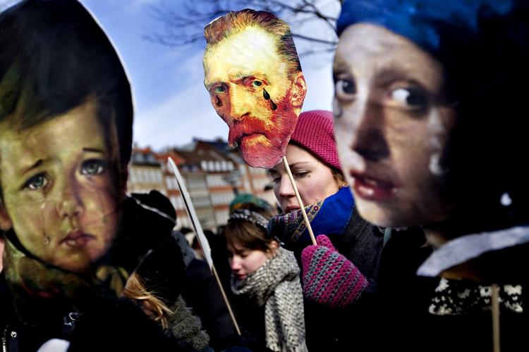 Indrømmelser. I februar forsamledes en stor gruppe kunststuderende uden for Kulturministeriet for at demonstrere deres utilfredshed med et lovforslag. Deres protest har ikke været forgæves, lovforslaget blev ændret på flere punkter i går. 