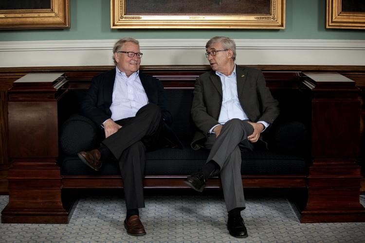 Dansk Folkepartis Søren Krarup (th) og den radikale Niels Helveg Petersen (tv) har for længst meddelt, at de ikke genopstiller i Folketinget. Nu har de fået sat dato på, hvornår de skal rydde skrivebordet. 