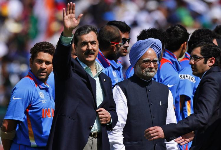 Storkamp. Preministrene fra Indien, Manmohan Singh (th), og Pakistan, Yousuf Raza Gilani (tv), hilser på tilskuerne før kampen. 
