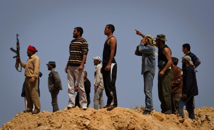 BEVÆBNING. Militært set er oprørsstyrkerne i Libyen en pjaltehær. Nu overvejer flere lande at forsyne dem med våben. 