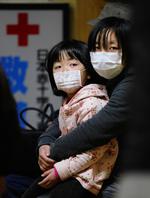 Ofre. En mor og hendes astmaramte datter venter på hjælp i Rikuzentakata i det nordlige Japan, som er hårdt ramt af jordskælvet og den efterfølgende tsunami. 