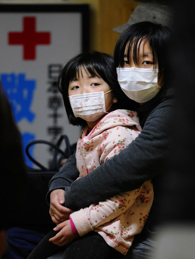 Ofre. En mor og hendes astmaramte datter venter på hjælp i Rikuzentakata i det nordlige Japan, som er hårdt ramt af jordskælvet og den efterfølgende tsunami. 