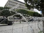 AFSPÆRRET. Militæret patruljerer foran Indenrigsministeriet, der lagde scene til de vodsomme demonstrationer i Tunesien i midten af januar. Foto: Michelle Arrouas 