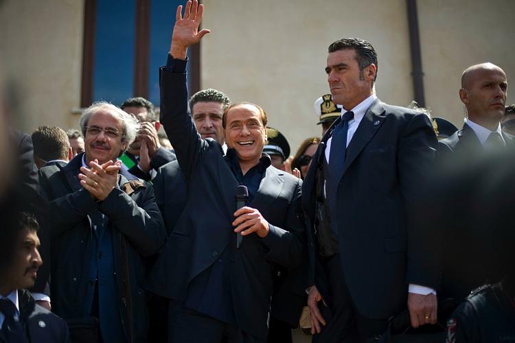 Løfter. Silvio Berlusconi lover at flytte flygtninge fra den italienske ø Lampedusa til det italienske fastland. Der er forlydender om, at Italien har tænkt sig at repatriere en del af flygtningene. 