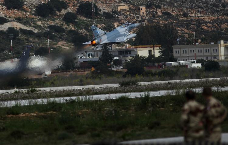 Angreb. Koalitionens fly har sandsynligvis dræbt en lille dreng i Gharyan syd for Tripoli. Her er det et fransk fly, men det vides ikke, hvilket land som var skyld i tragedien. 
