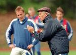 forgængeren. Da Richard Møller Nielsen (th.) fra 1996 til 1999 var finsk landstræner, var Mikka-Matti Paatelainen (tv.) en af spillerne. 