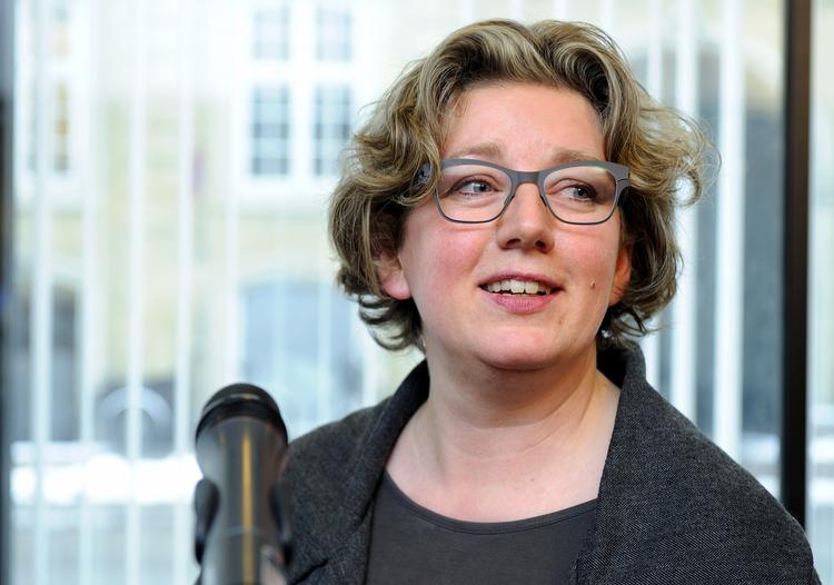 Tænkeboks. Vidensskabsminister Charlotte Sahl-Madsen skal tage stilling til, om den bedrageridømte forsker Milena Penkowa skal have frataget fornem pris. 