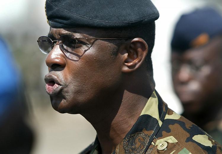 Deserteret. Philippe Mangou blev i efteråret ny øverstkommanderende for Elfebenskystens styrker. I tirsdags udsendte han ifølge BBC en meddelelse på tv, hvor han opfordrede den uretmæssige præsident Laurent Gbagbos støtter til at lade sig indrullere i hæren, hvis de »var villige til at dø for deres land«. I går valgte han selv at træde tilbage og søge tilflugt på den sydafrikanske ambassade. 
