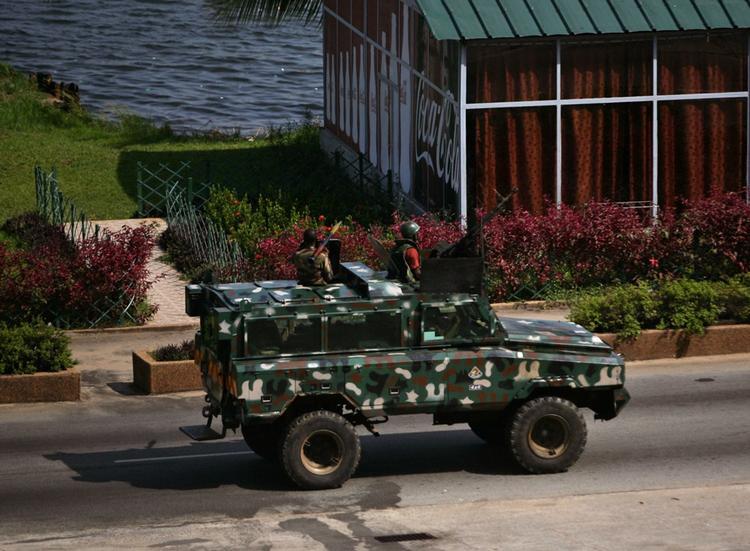 KAMPE. Styrker, der støtter Laurent Gbagbo, på patrulje i Abidjan. 